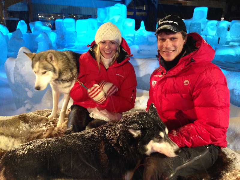 PÅ PLASS: Carina Olset og Hans Petter Dalby er klare til å gi deg daglige tv-sendinger fra Finnmarksløpet 2016.